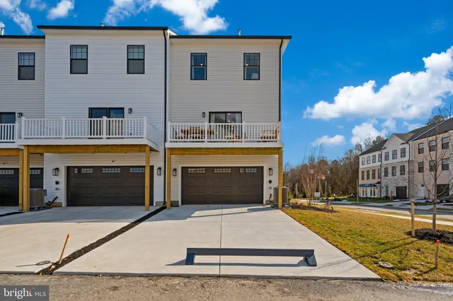 a view of residential building with cars parked infront