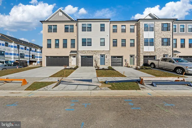 a white building that has a lots of windows in it