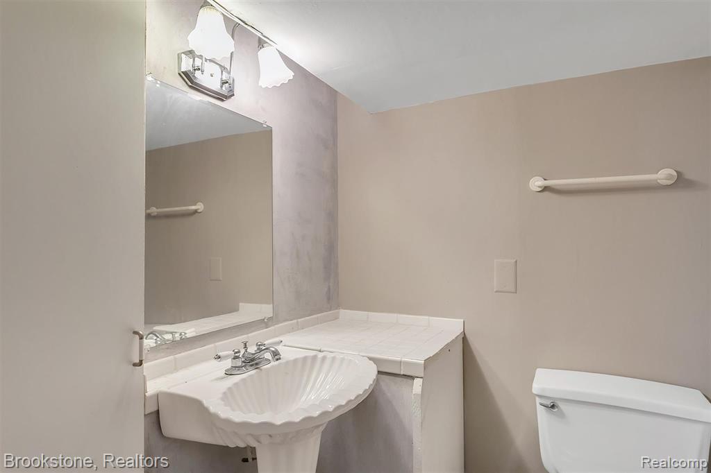 2734 Crooks Road Royal Oak, MI 48073 - Photo 45 of 50