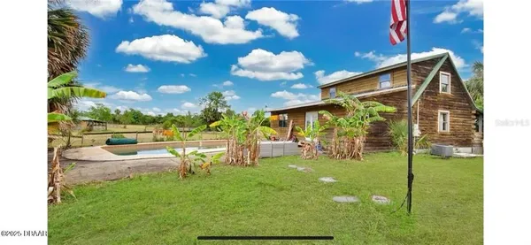 a view of a house with backyard