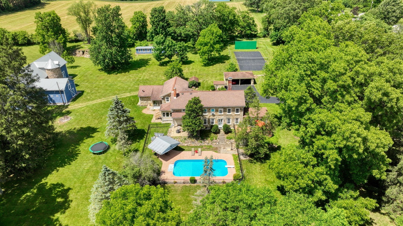 208 Glasgow Road Jackson, MI 49201 - Photo 2 of 99