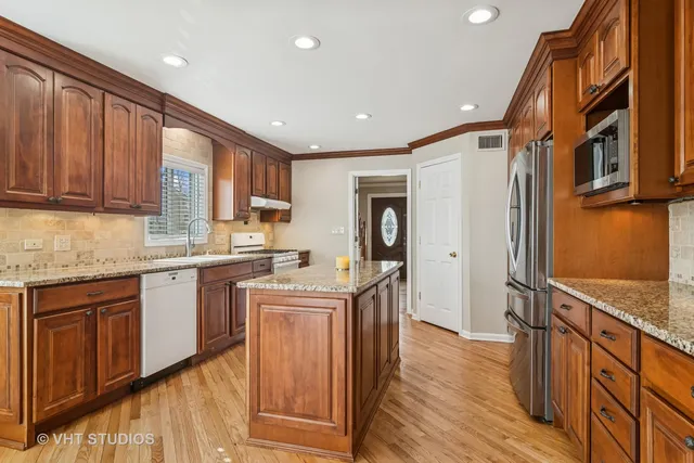 $499,900 | 1019 Rockland Road, Lake Bluff, IL 60044