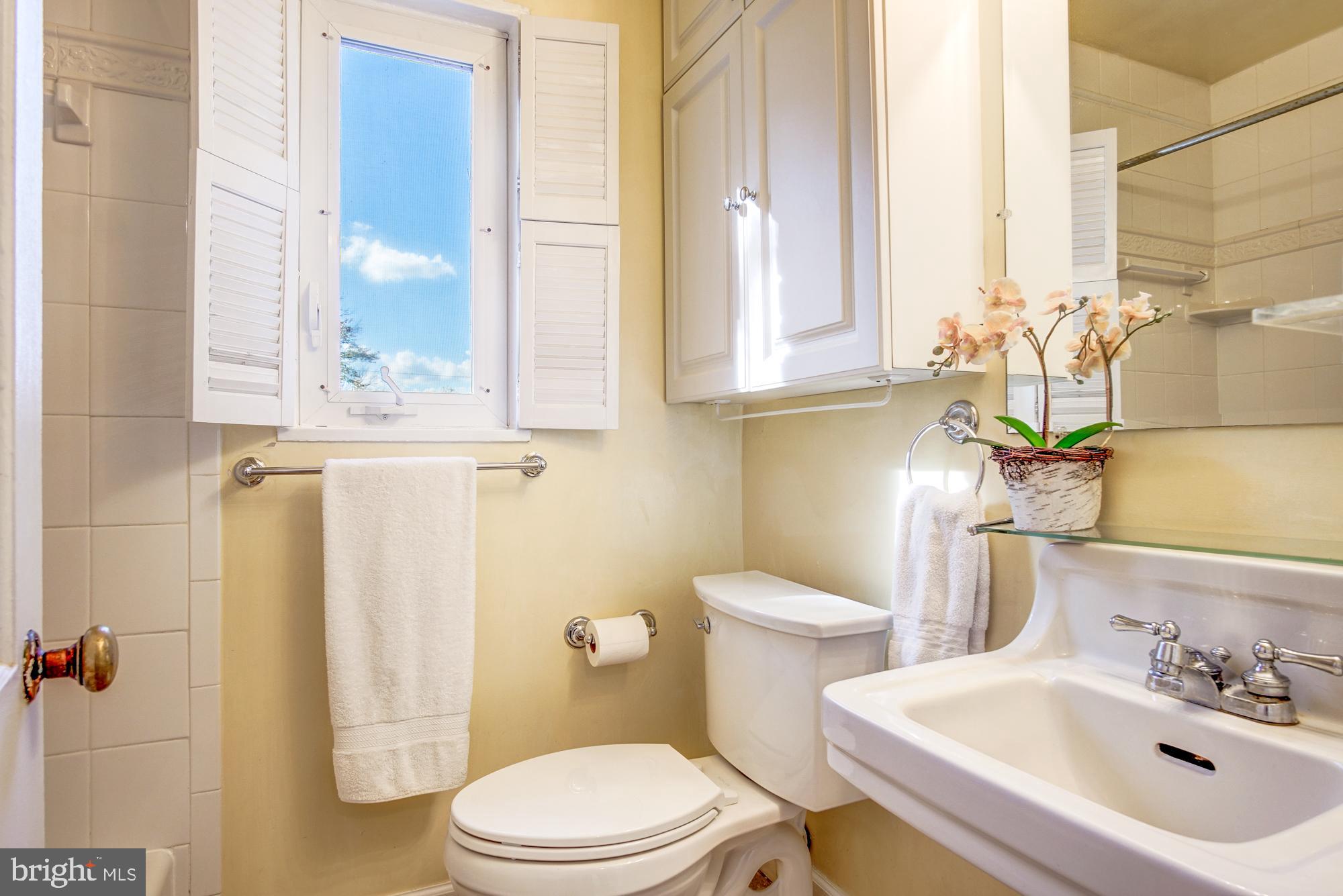 10418 Hemley Lane Silver Spring, MD 20902 - Photo 11 of 32 Shared full bath with white subway tub/shower