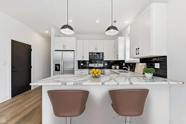 $3,150 | 3902 South Lake Park Avenue, Unit 2, Chicago, IL 60653