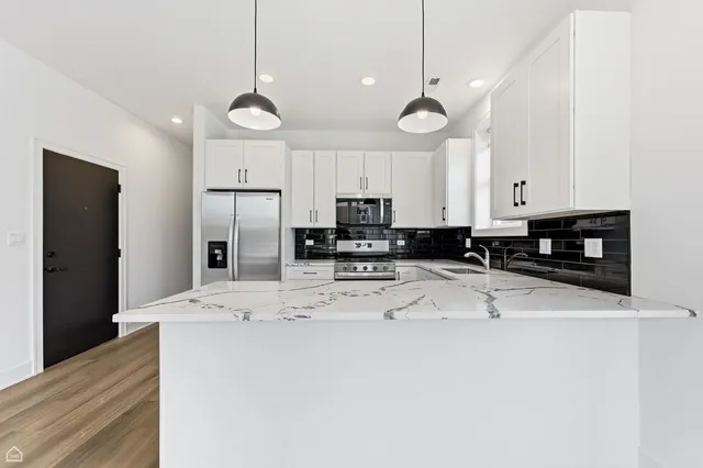 $3,150 | 3902 South Lake Park Avenue, Unit 2, Chicago, IL 60653