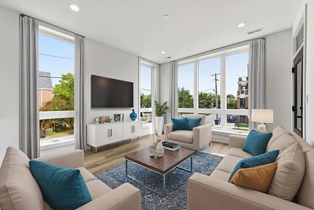 $3,150 | 3902 South Lake Park Avenue, Unit 2, Chicago, IL 60653