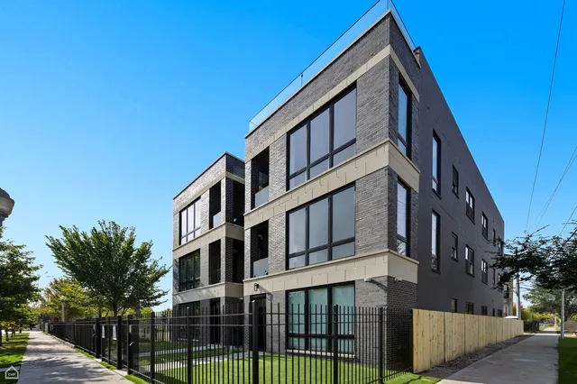 $3,150 | 3902 South Lake Park Avenue, Unit 2, Chicago, IL 60653