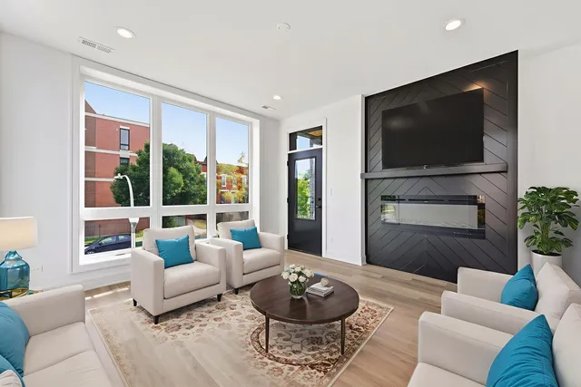 $3,150 | 3902 South Lake Park Avenue, Unit 2, Chicago, IL 60653