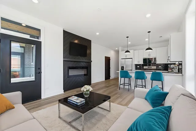 $3,150 | 3902 South Lake Park Avenue, Unit 2, Chicago, IL 60653