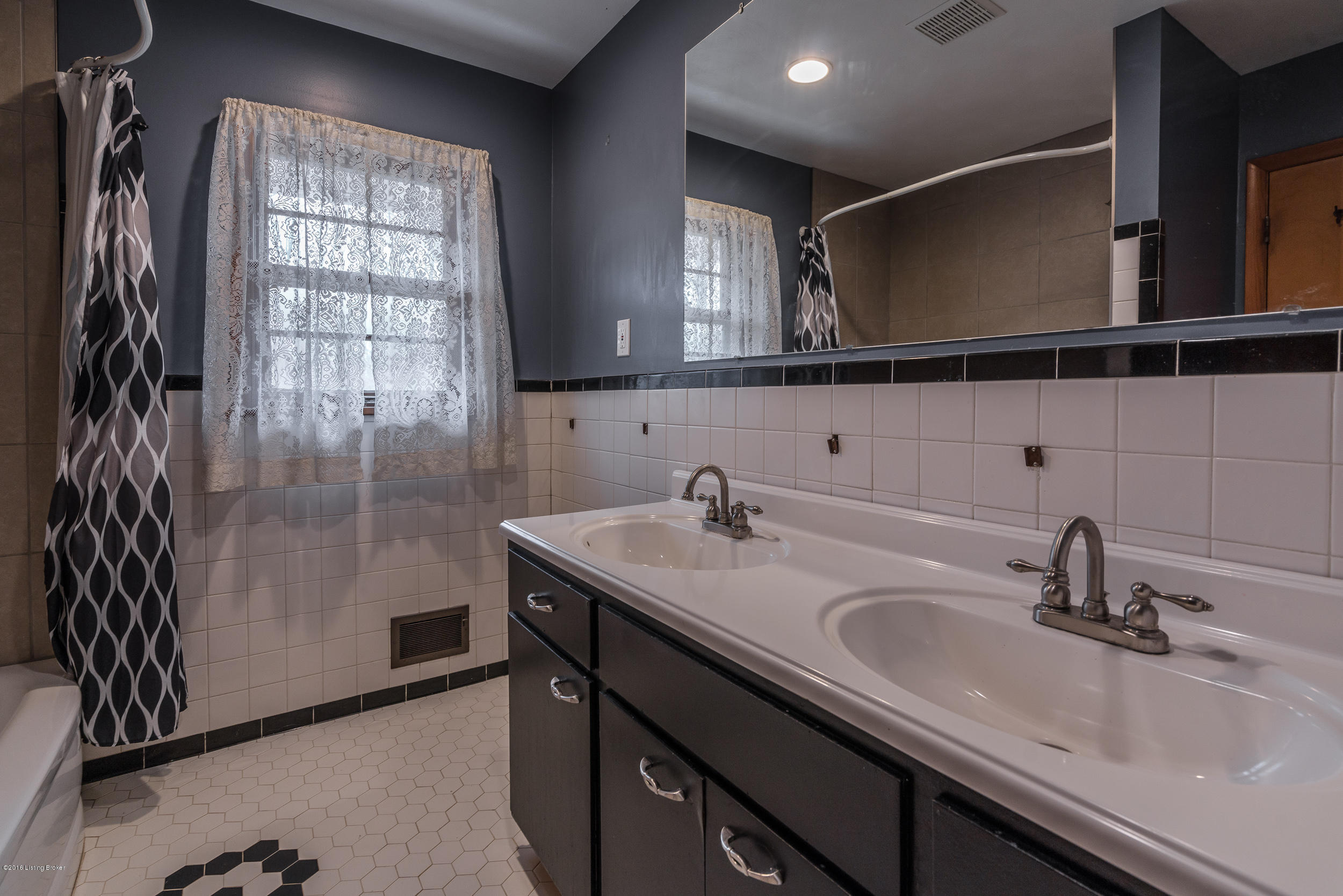 5000 Clarmar Road Jeffersontown, KY 40299 - Photo 18 of 46 Upper level Full Hall bath