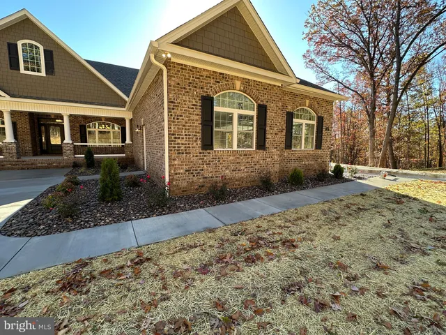 a view of a yard in front of a house