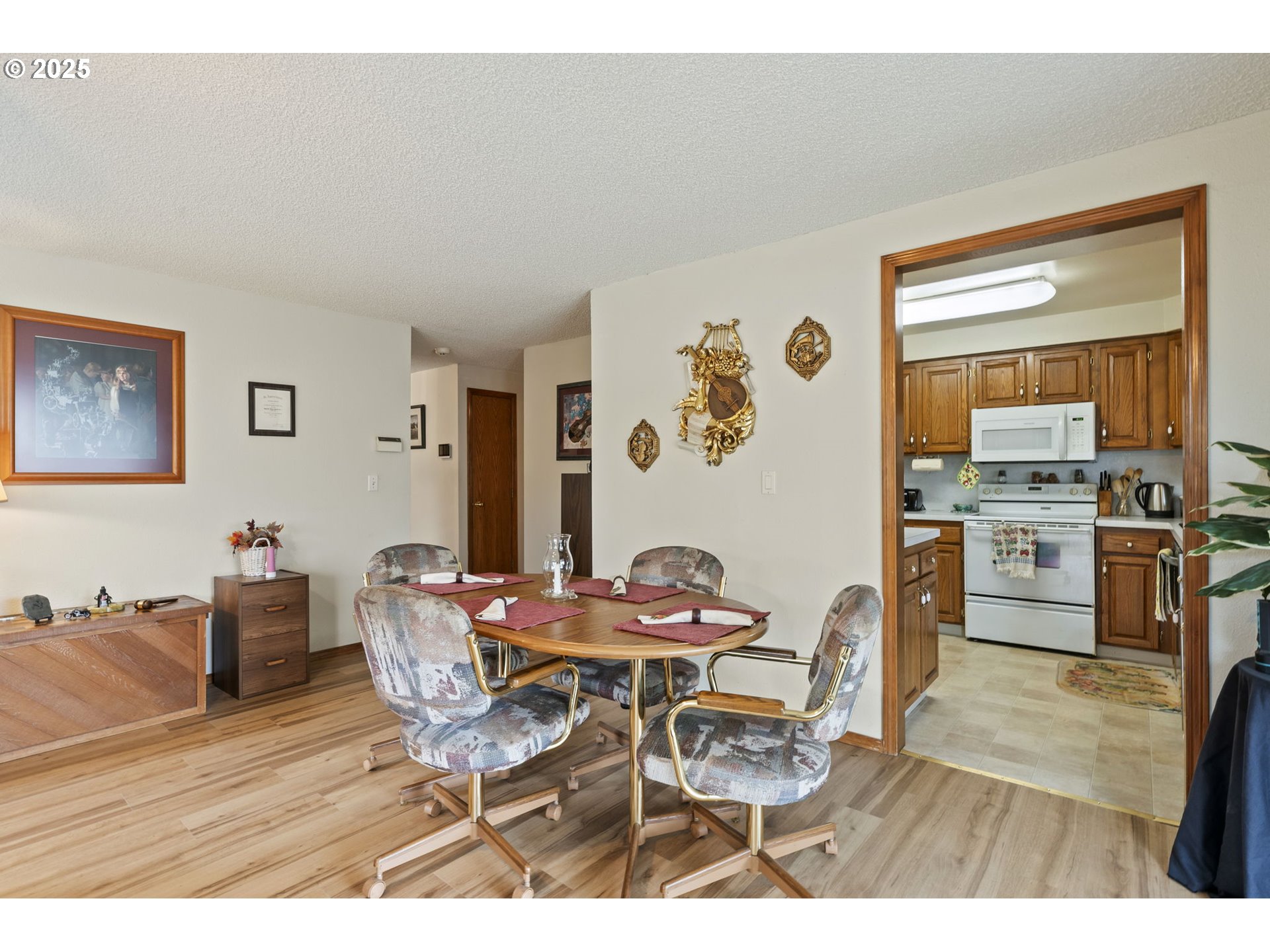 2320 Northeast Juniper Avenue Gresham, OR 97030 - Photo 13 of 34 a dining room with furniture and window
