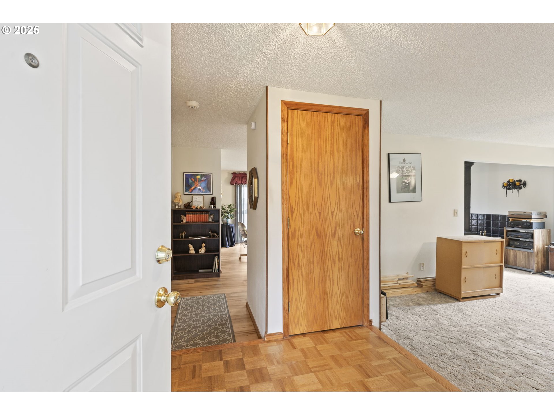 2320 Northeast Juniper Avenue Gresham, OR 97030 - Photo 4 of 34 a living room with furniture and a window