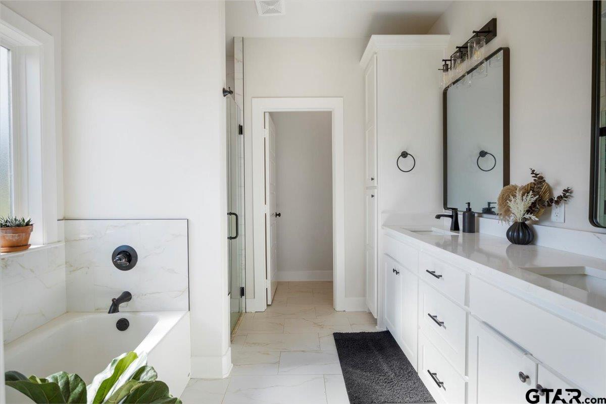 681 Peavine Road Kilgore, TX 75662 - Photo 18 of 27 a bathroom with a tub sink and mirror