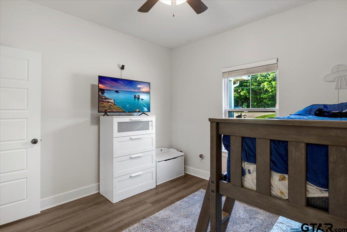 681 Peavine Road Kilgore, TX 75662 - Photo 22 of 27 a room with furniture and a window