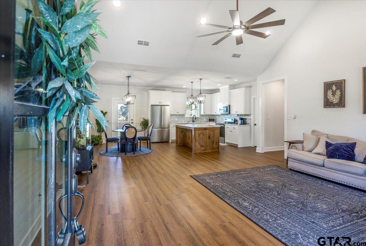 681 Peavine Road Kilgore, TX 75662 - Photo 7 of 27 a living room with furniture and a wooden floor