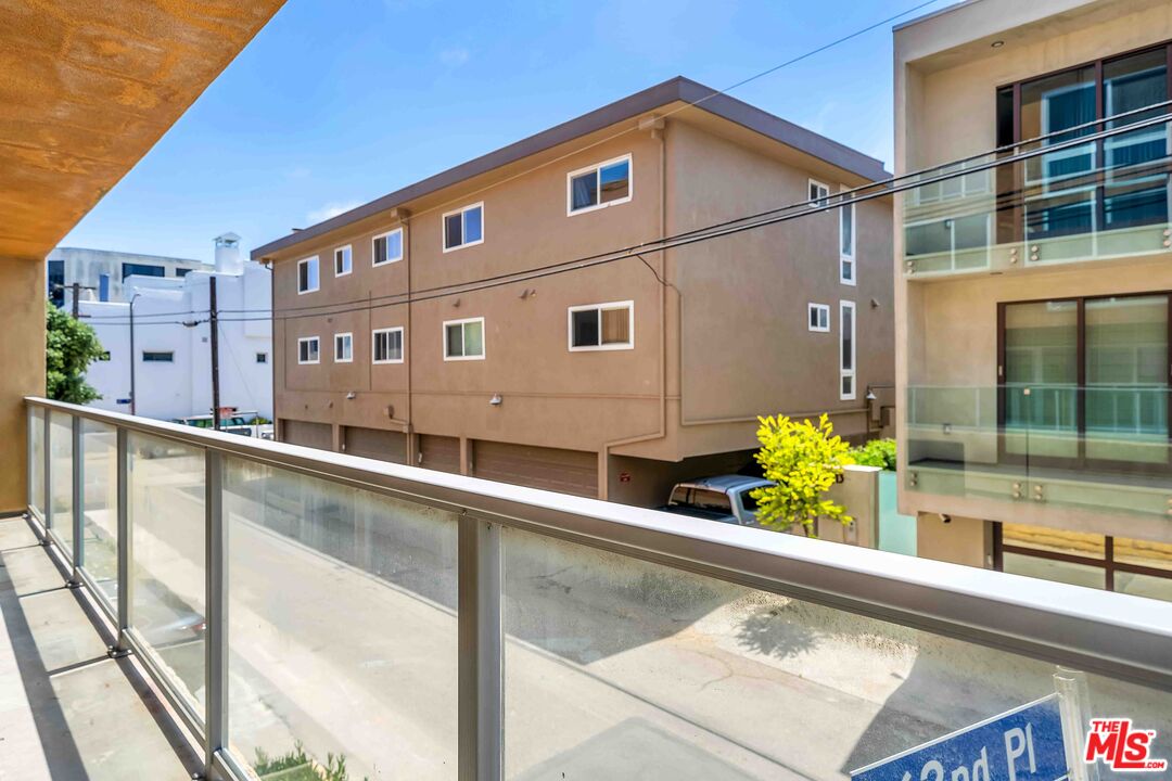 15 63rd Avenue, Unit 3 Playa del Rey, CA 90293 - Photo 31 of 34 a front view of a house with a balcony