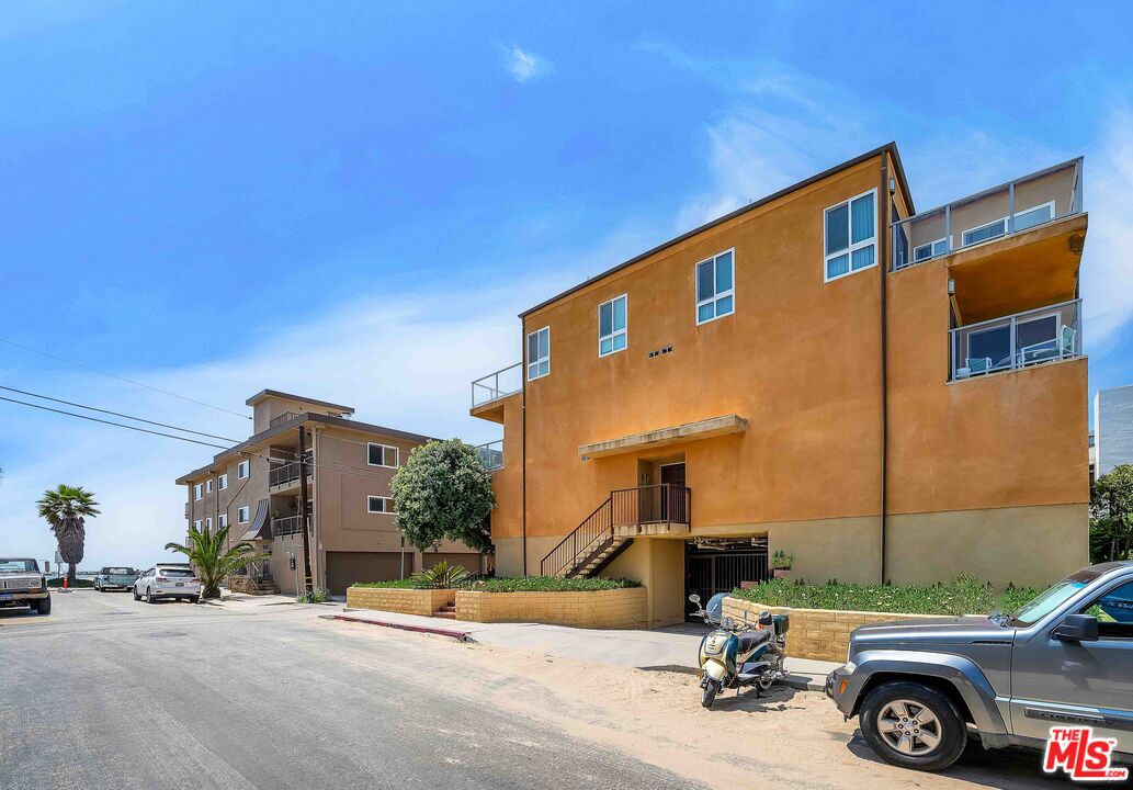 15 63rd Avenue, Unit 3 Playa del Rey, CA 90293 - Photo 32 of 34 a car parked in front of a house