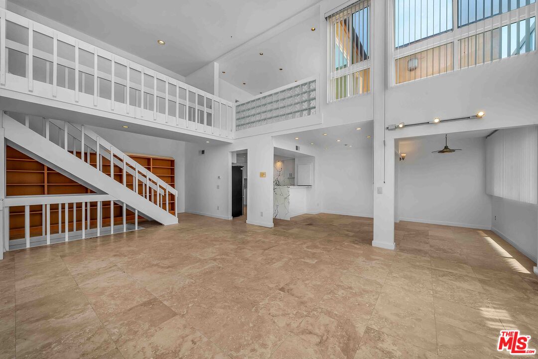 15 63rd Avenue, Unit 3 Playa del Rey, CA 90293 - Photo 5 of 34 a view of an entryway