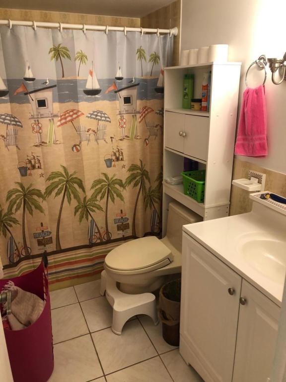 1050 Northwest 13th Street, Unit 291D Boca Raton, FL 33486 - Photo 7 of 11 Guest bath