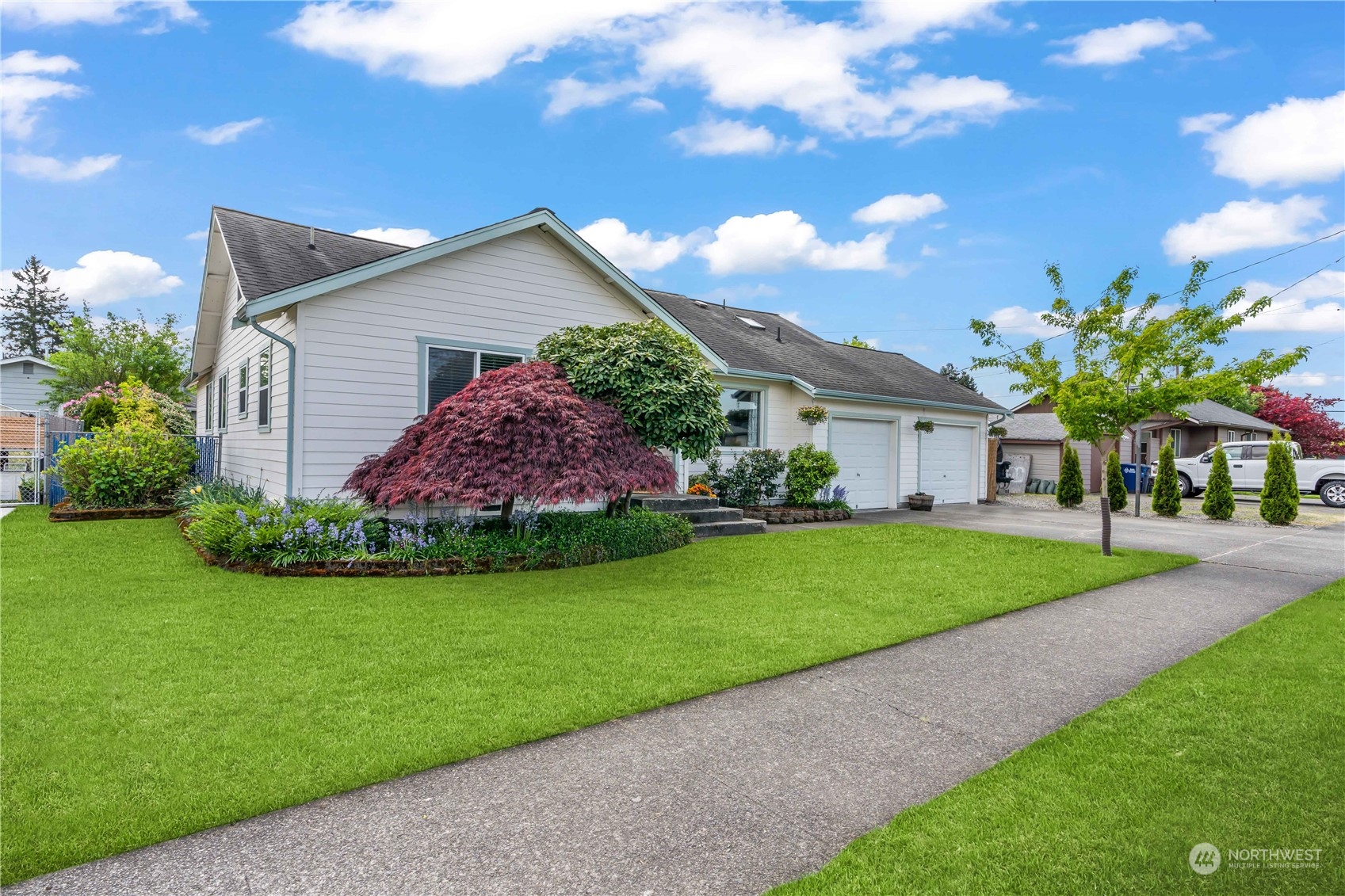 1616 Maple Street Sumner, WA 98390 - Photo 39 of 40 a front view of a house with garden