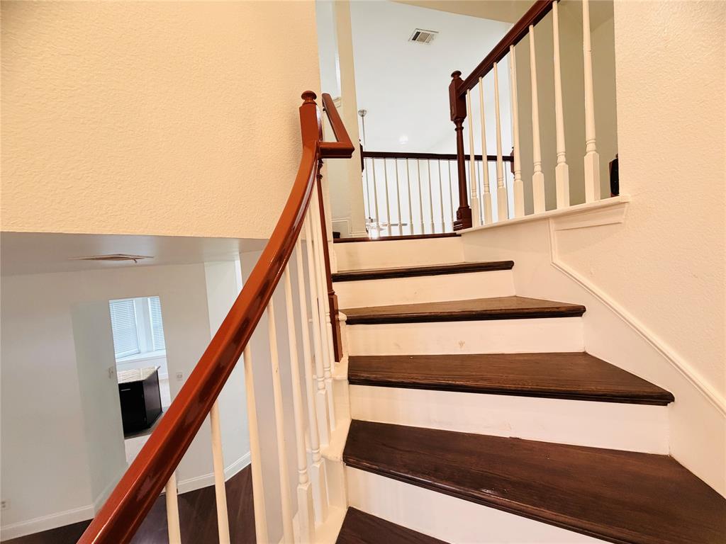 434 Moonlight Way Irving, TX 75063 - Photo 10 of 29 a view of entryway