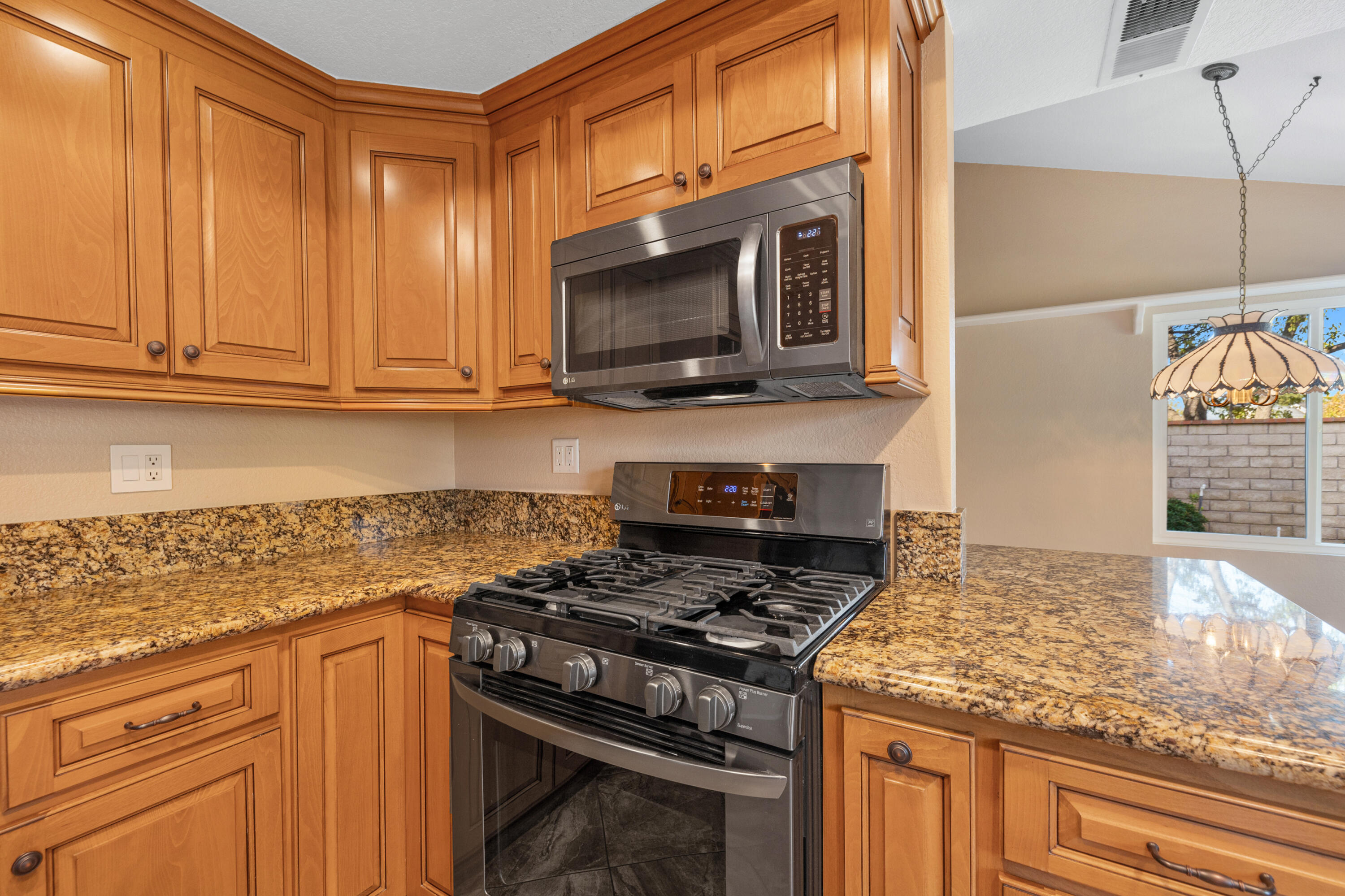 6746 Alderpoint Court Riverside, CA 92506 - Photo 12 of 40 37-print-8M4A0959