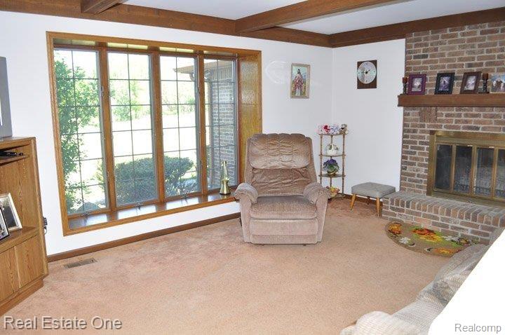 6248 Challis Road Brighton, MI 48116 - Photo 4 of 24 Family Room