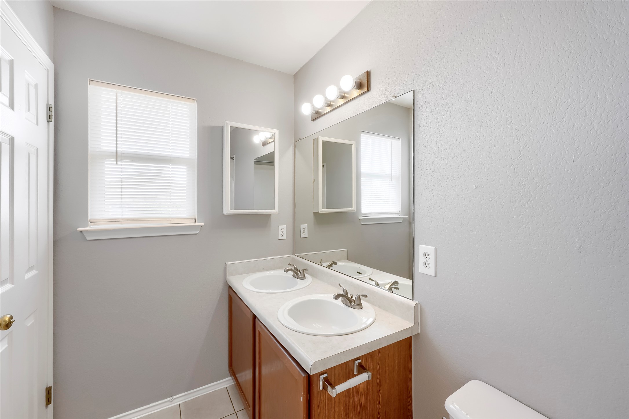113 Mason Reed Cove Kyle, TX 78640 - Photo 16 of 27 Primary bathroom with dual vanities