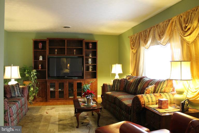 206 Beechcroft Road Winchester, VA 22601 - Photo 2 of 29 Living Room