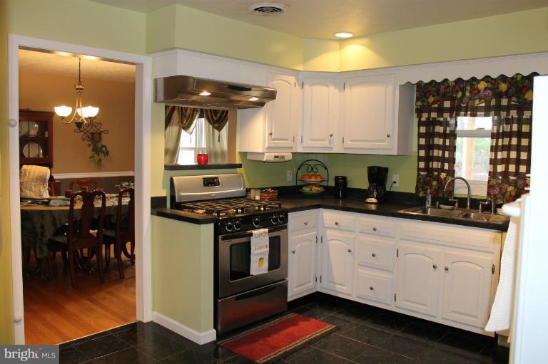 206 Beechcroft Road Winchester, VA 22601 - Photo 11 of 29 Kitchen