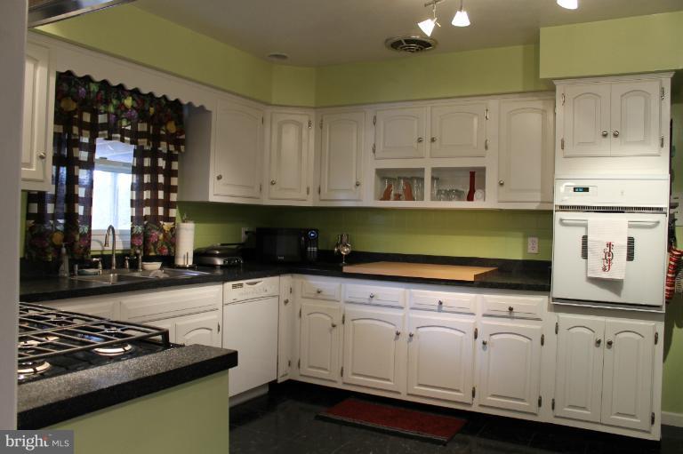 206 Beechcroft Road Winchester, VA 22601 - Photo 3 of 29 Kitchen