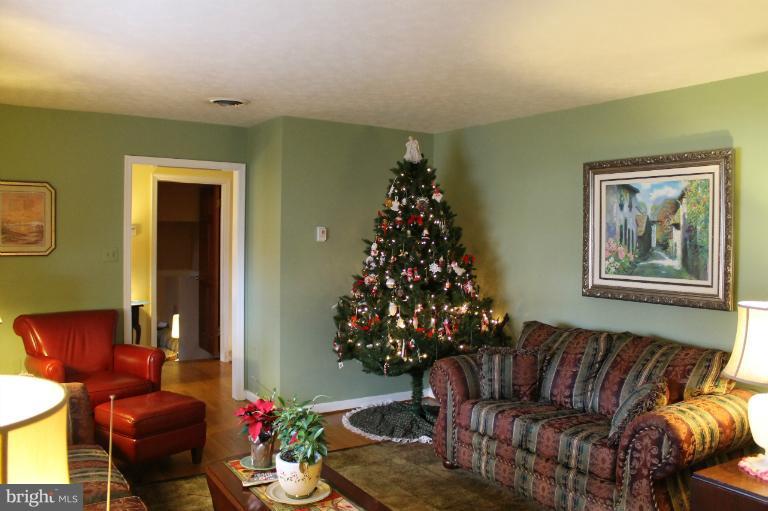 206 Beechcroft Road Winchester, VA 22601 - Photo 7 of 29 Living Room