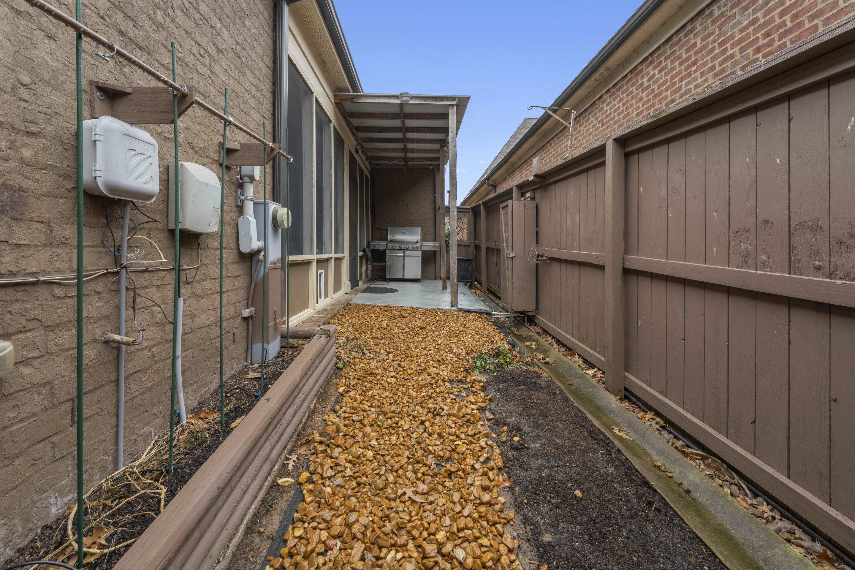 389 South Tarren Mill Circle Collierville, TN 38017 - Photo 31 of 32 a backyard of a house