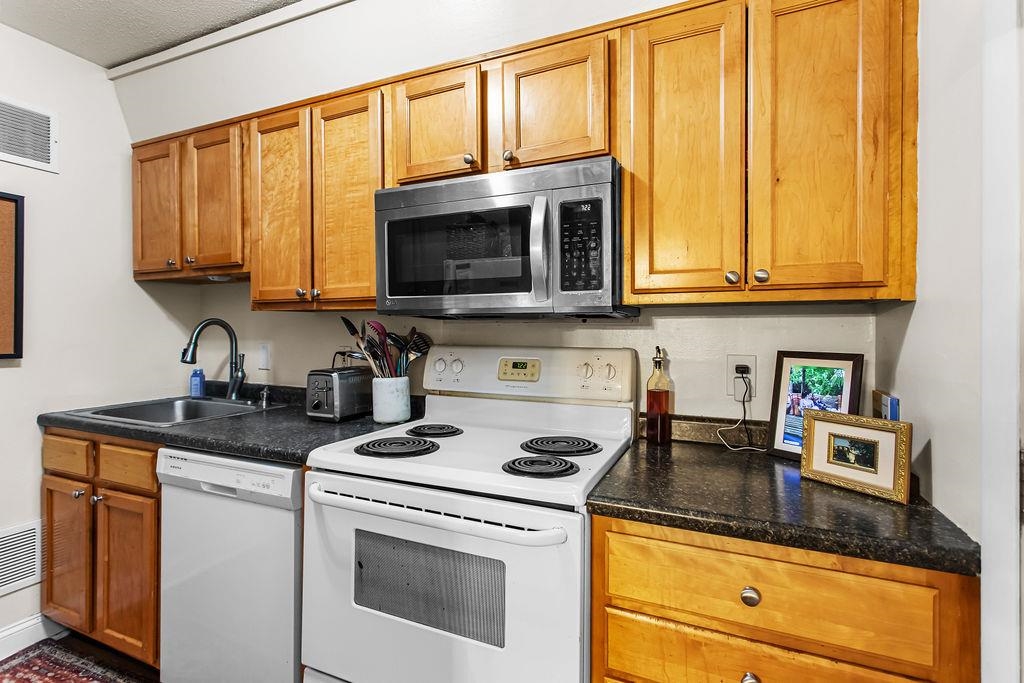 616 Portland Street, Unit 27 Rochester, NH 03867 - Photo 3 of 30