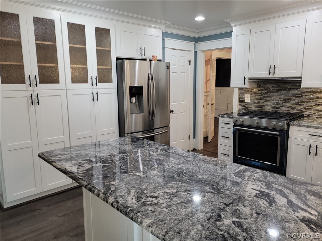 13803 Sunrise Bluff Road Midlothian, VA 23112 - Photo 10 of 42 a kitchen with stainless steel appliances granite countertop a stove and a refrigerator