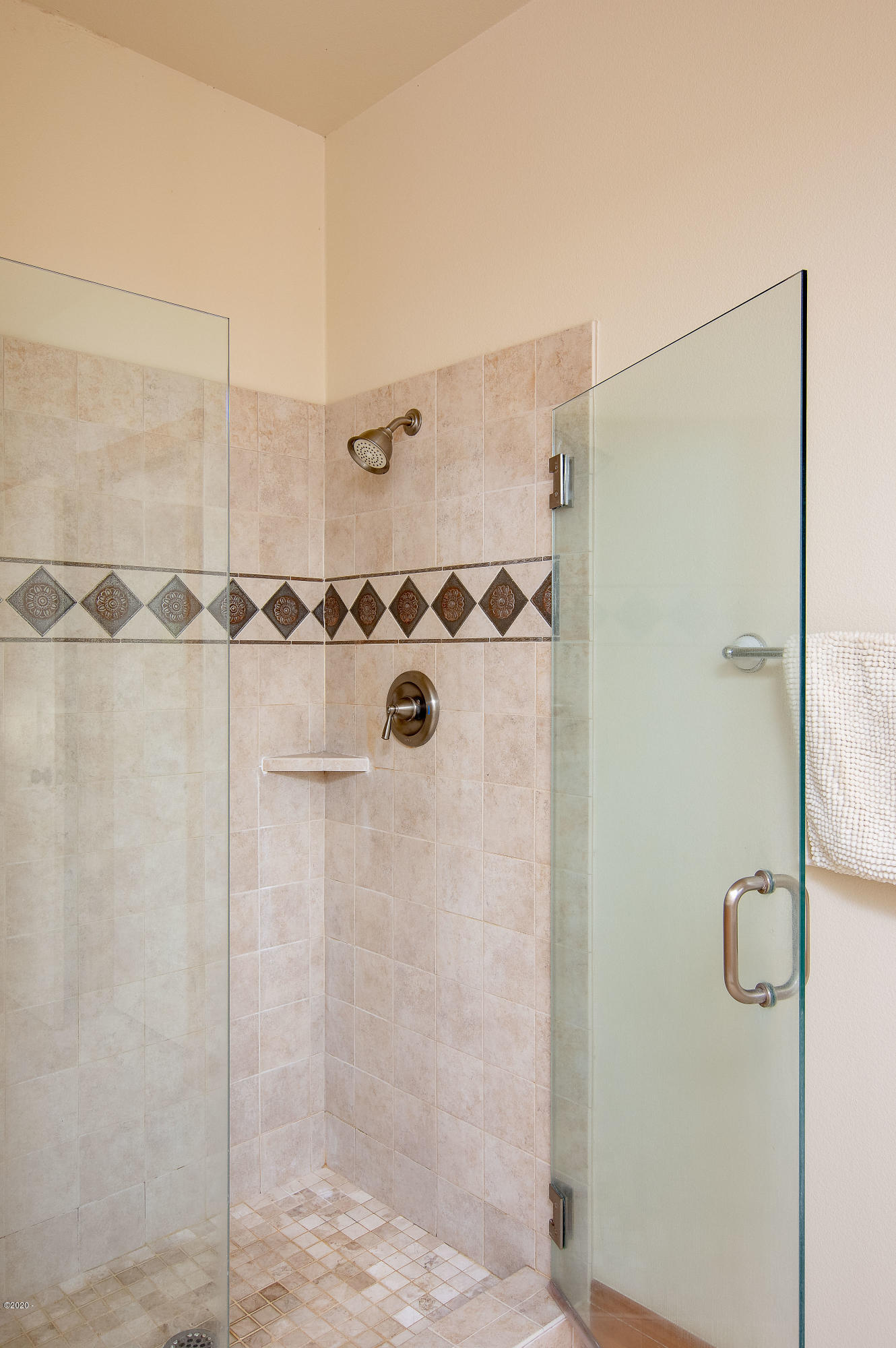 2536 Nashville Road Eddyville, OR 97343 - Photo 23 of 39 Master Bathroom