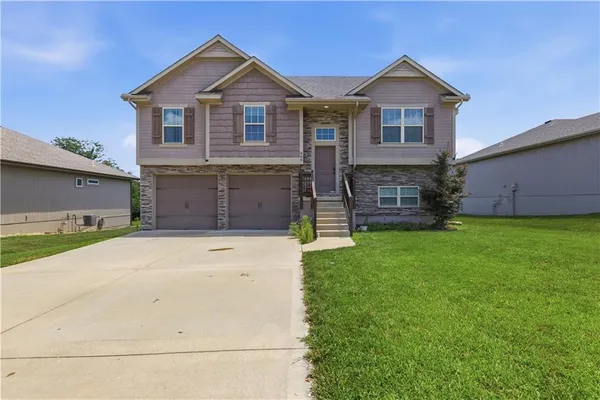 $375,000 | 809 Whispering Hills Drive, Lone Jack, MO 64070