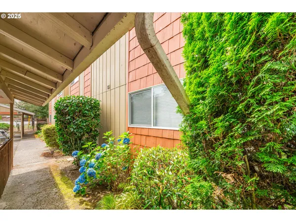 $189,900 | 16825 Southeast Powell Boulevard, Portland, OR 97236