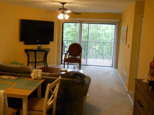 $1,950 | 631 Hapsfield Lane, Unit 206, Buffalo Grove, IL 60089