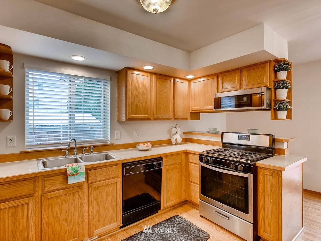 532 Williams Avenue South, Unit A Renton, WA 98057 - Photo 8 of 24