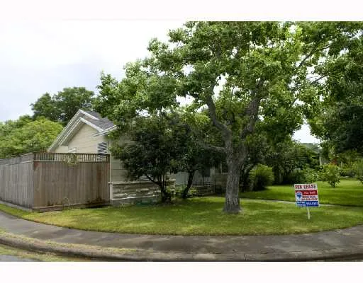 a view of a back yard