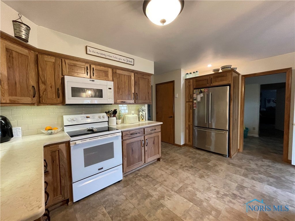 24210 James Ridge Road Millbury, OH 43447 - Photo 11 of 36 Kitchen