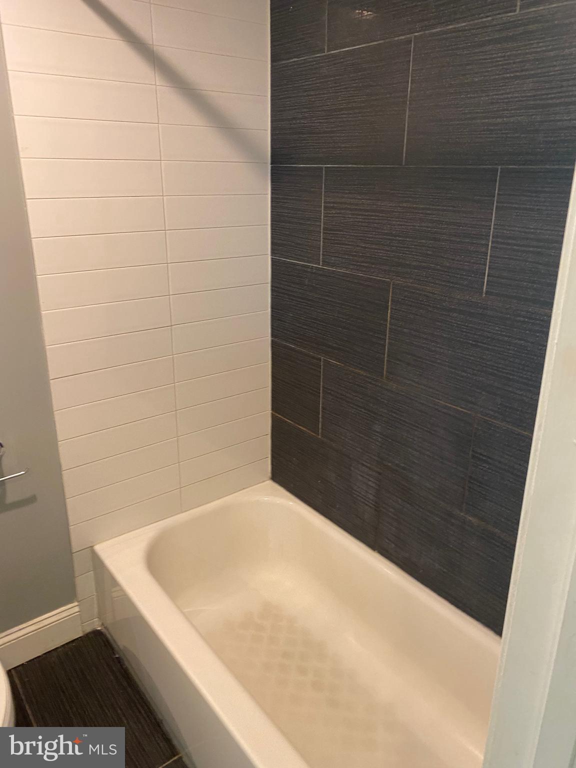 333 H Street Northeast, Unit 3 Washington, DC 20002 - Photo 11 of 17 Full bathroom