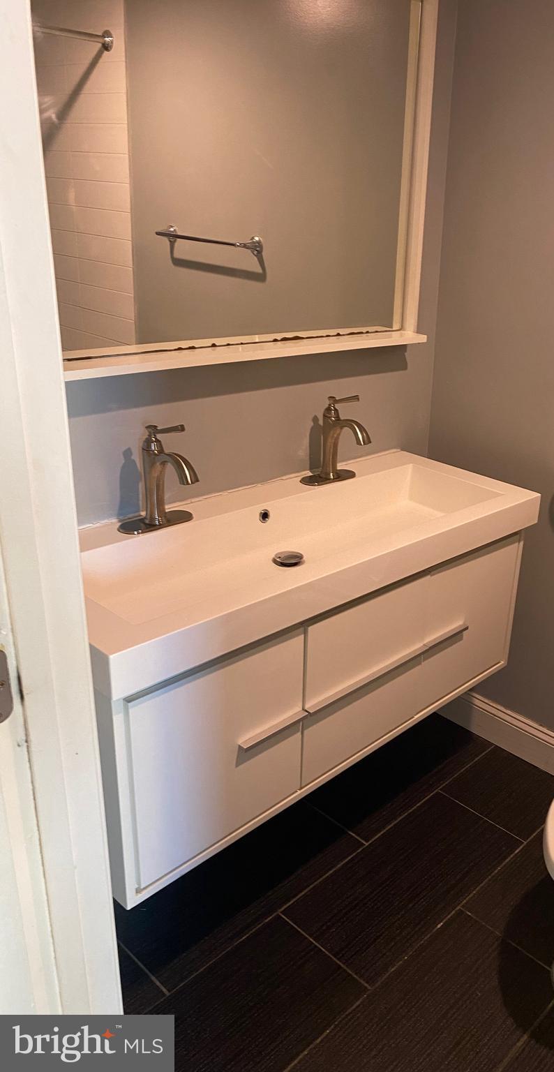 333 H Street Northeast, Unit 3 Washington, DC 20002 - Photo 10 of 17 Full bathroom