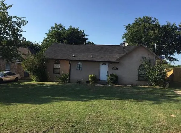 $220,000 | 201 Chowning Drive, DeSoto, TX 75115