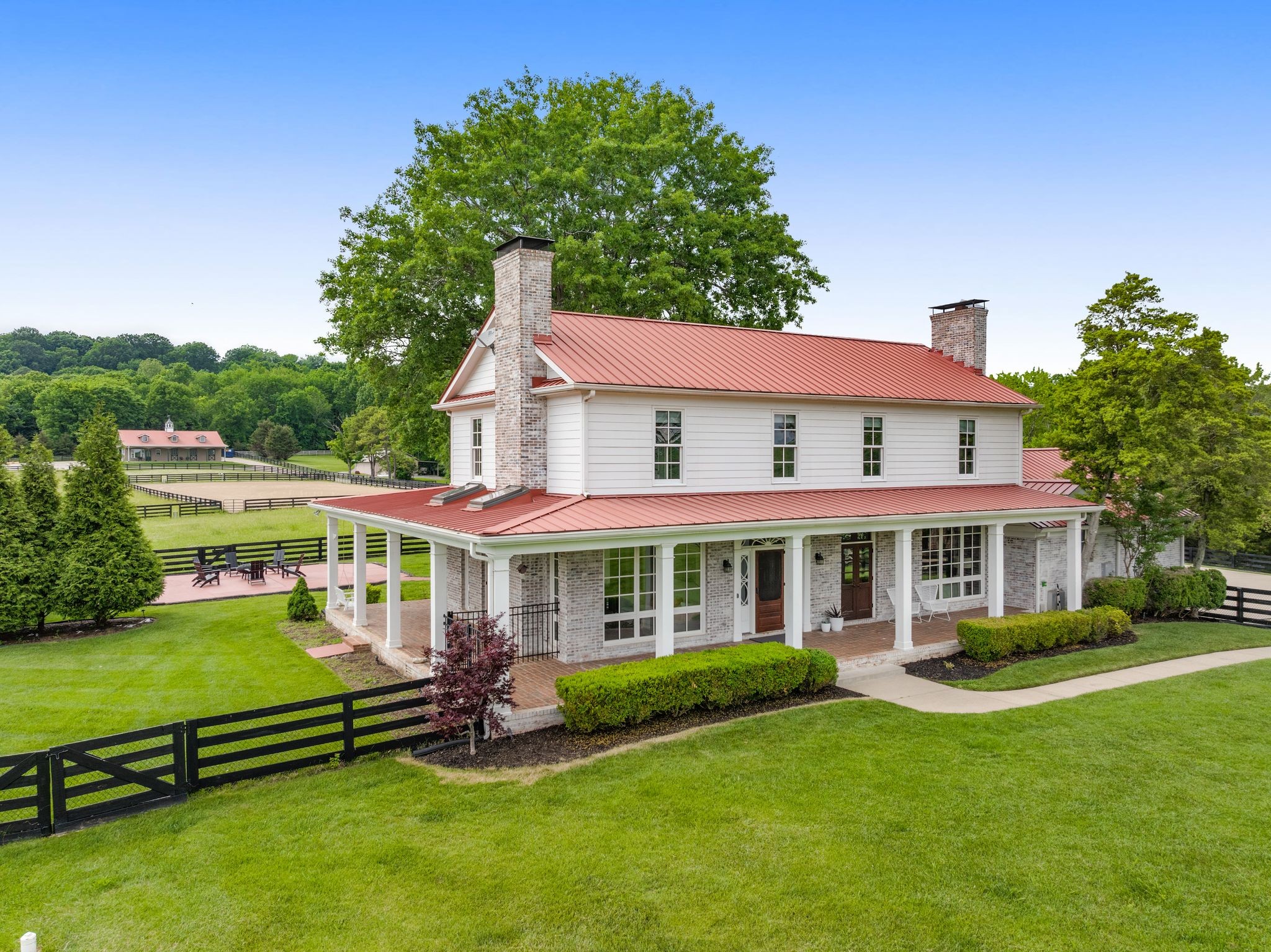 222 Arrowhead Road Franklin, TN 37069 - Photo 2 of 55 a front view of a house with garden