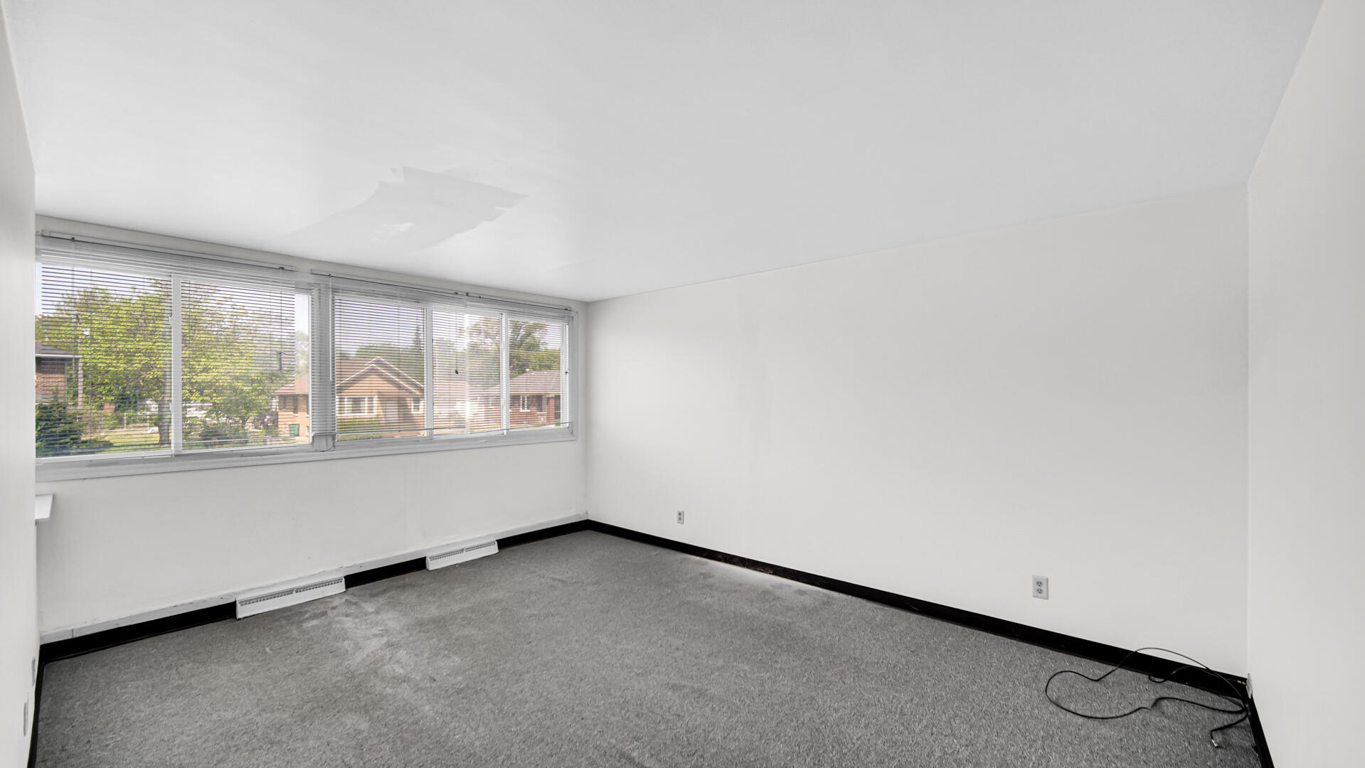 4425 Broadway Gary, IN 46409 - Photo 11 of 29 an empty room with a window