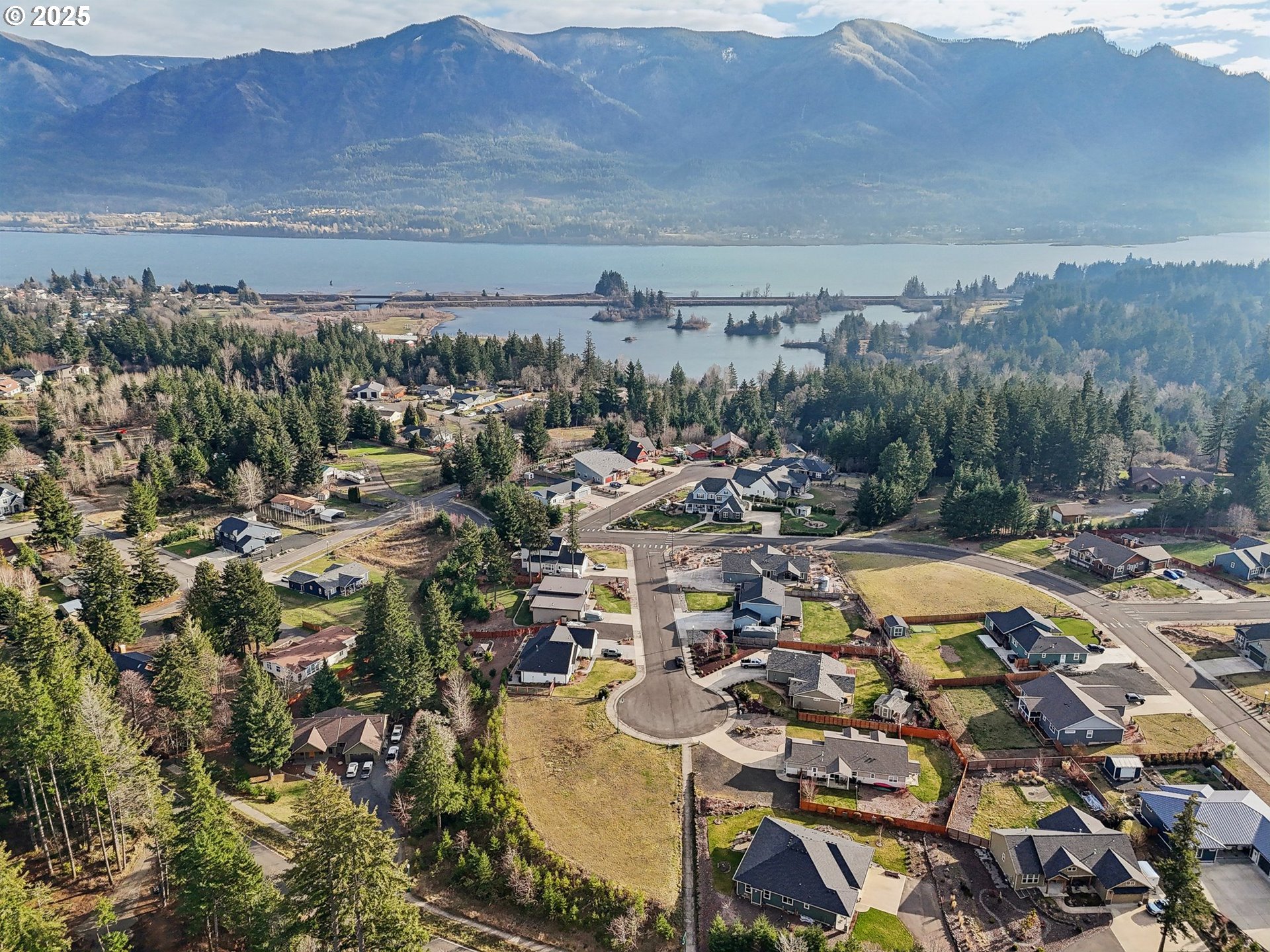 189 Falcon Court Stevenson, WA 98648 - Photo 3 of 14 a picture of city view with lots of trees
