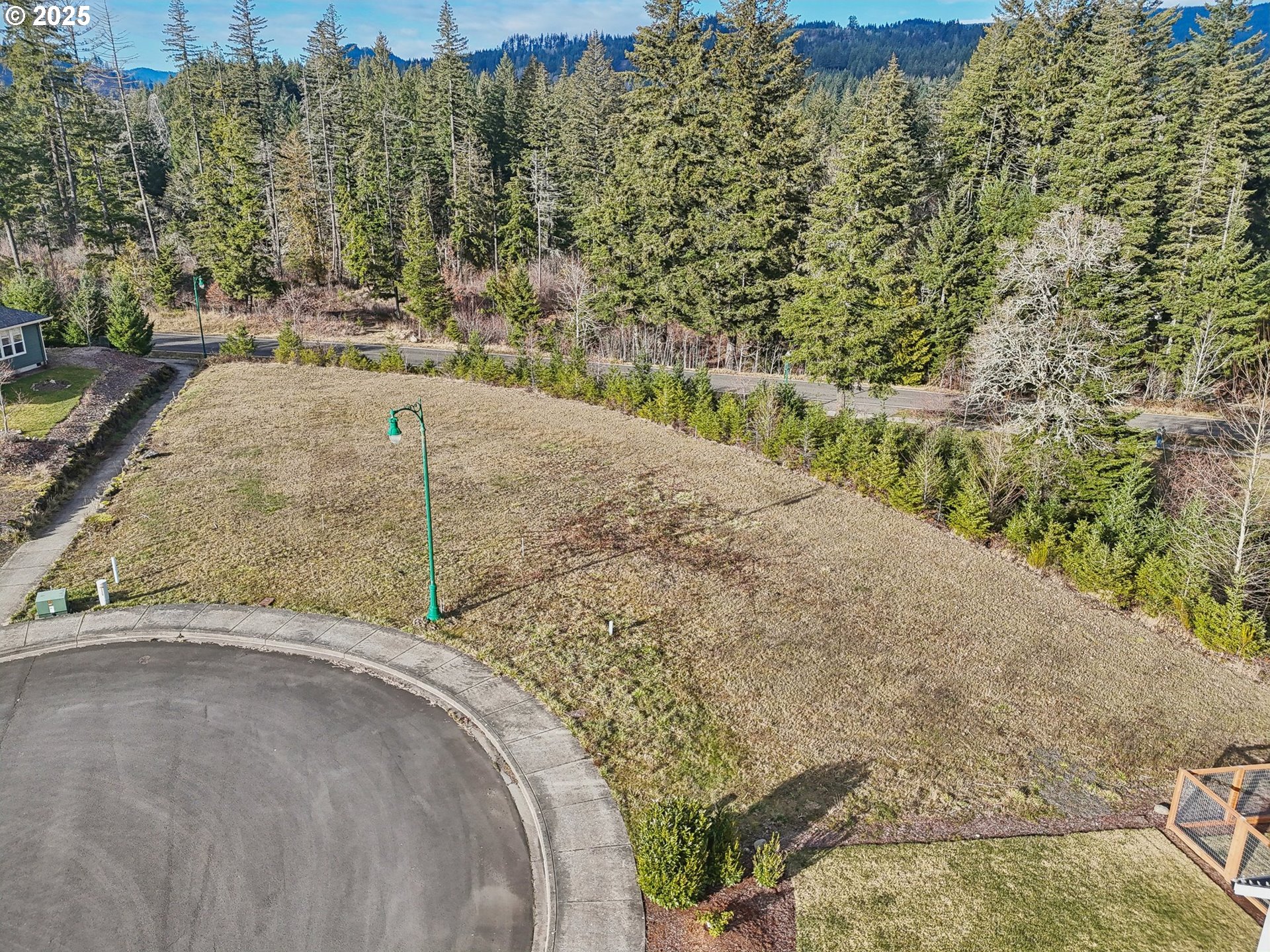 189 Falcon Court Stevenson, WA 98648 - Photo 6 of 14 a view of a dry yard with a barn